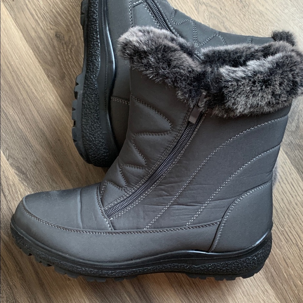 Cozy Gray Winter Boots with Faux Fur Trim